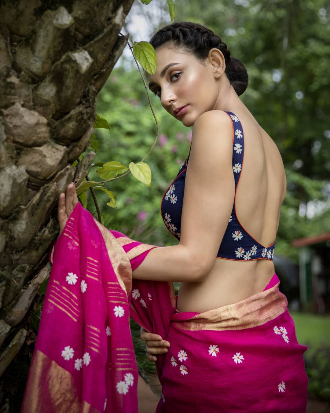 Hot And Sexy Women In Saree